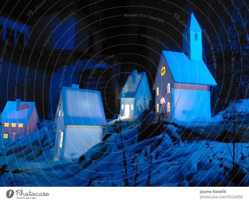 schöne Häuser mit Lichtern in einer nordischen Stadt aus Polispan, die eine verschneite Bergstadt nachahmt Bild bei Nacht aufgenommen Gipfel Ort Mond Boden