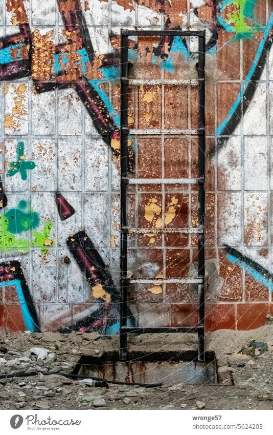 !trash! 2023 | Fallgrube Thementag Grube Unfallgefahr Absturzgefahr Farbfoto Menschenleer Nahaufnahme alt Gebäude Vergänglichkeit Graffiti bunt Schmutz