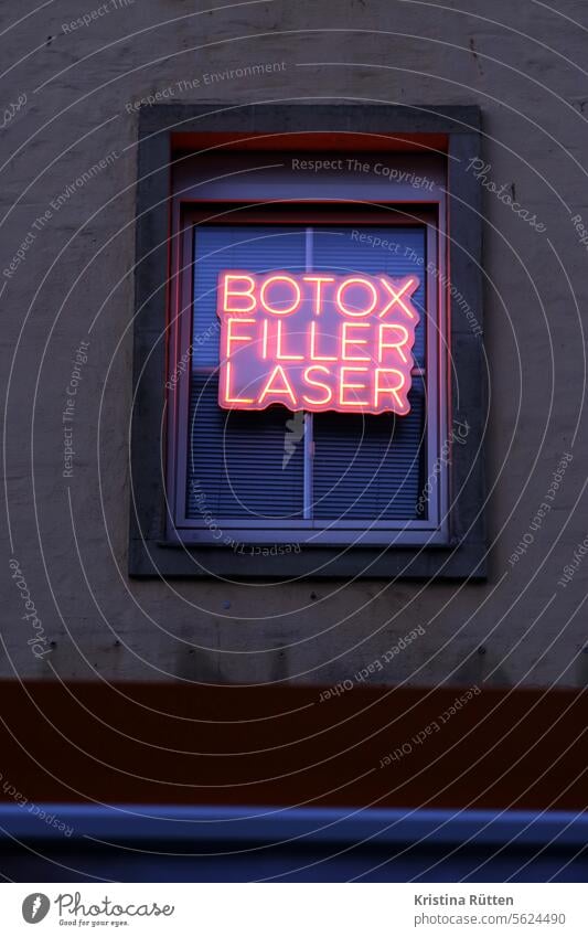 botox filler laser neon schild im fenster leuchtschrift neonschrift neonschild leuchtreklame reklameschild werbung werbeschild leuchten schriftzug typo