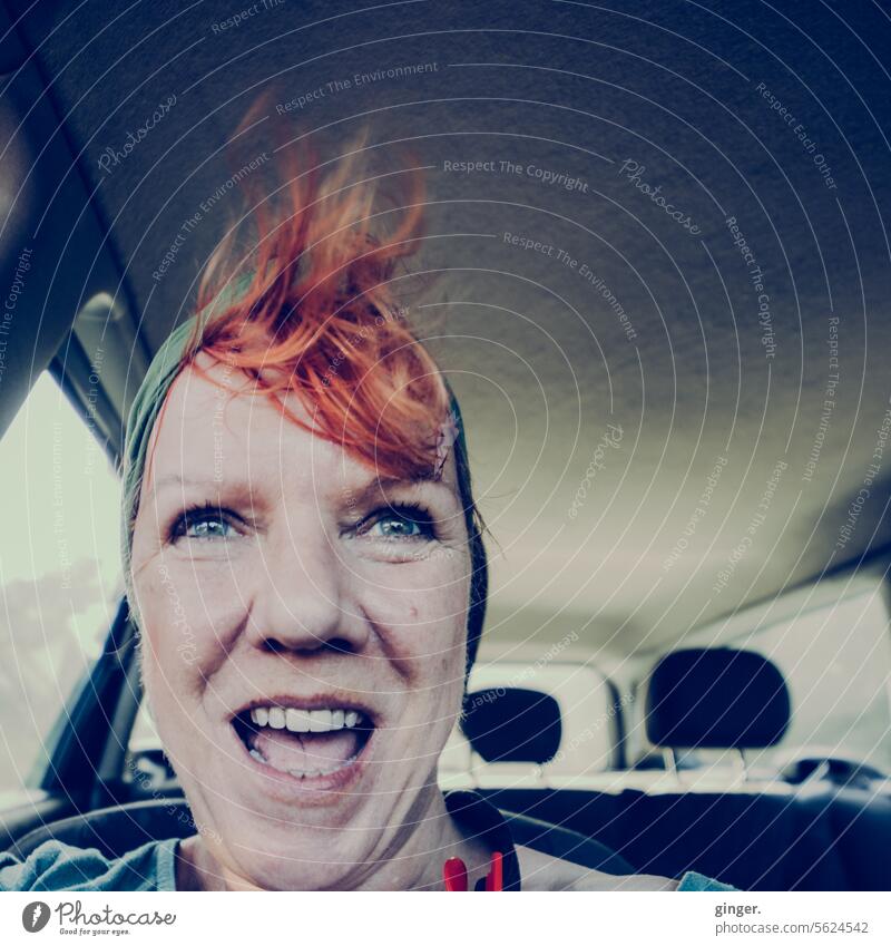 Viel Spaß! - Frau im Auto, mit vom Fahrtwind zerzausten Haaren, lacht begeistert Frau mittleren Alters Mensch Erwachsene Farbfoto Porträt Gesicht 1 Glück Blick
