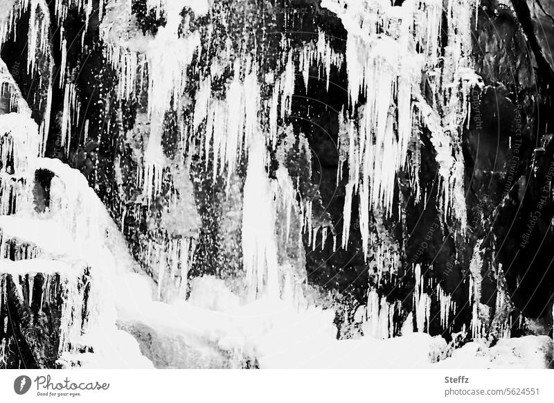 Blick auf einen gefrorenen Wasserfall auf Island Ostisland Ost-Island frieren kalt Kälte Eis Eiszapfen frierend frostig eiskaltes Wasser Raureif eingefroren