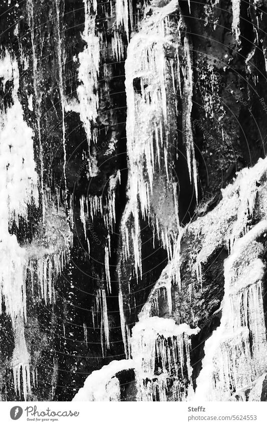gefrorenes Wasser bei einem Wasserfall auf Island Kälte Eis Eiszapfen frieren kalt frierend frostig eiskaltes Wasser Raureif eingefroren vereist weiß