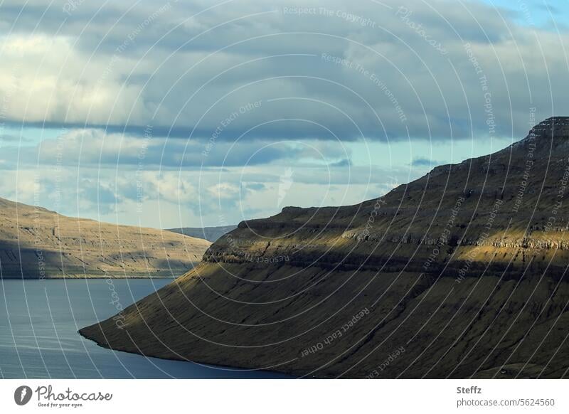 Färöer-Inseln mit Licht und Schatten Färöerinseln Schafsinseln Lichtstreifen Nordatlantik Atlantik nordatlantische Inseln Färöer Inseln ruhig friedlich uralt