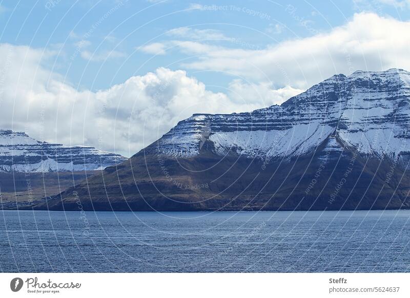 Blick auf schneebedeckte Färöer Inseln Färöerinseln Färöer-Inseln Schafsinseln Atlantik Ozean Nordatlantik atlantisch nordatlantisch nordisch maritim friedlich