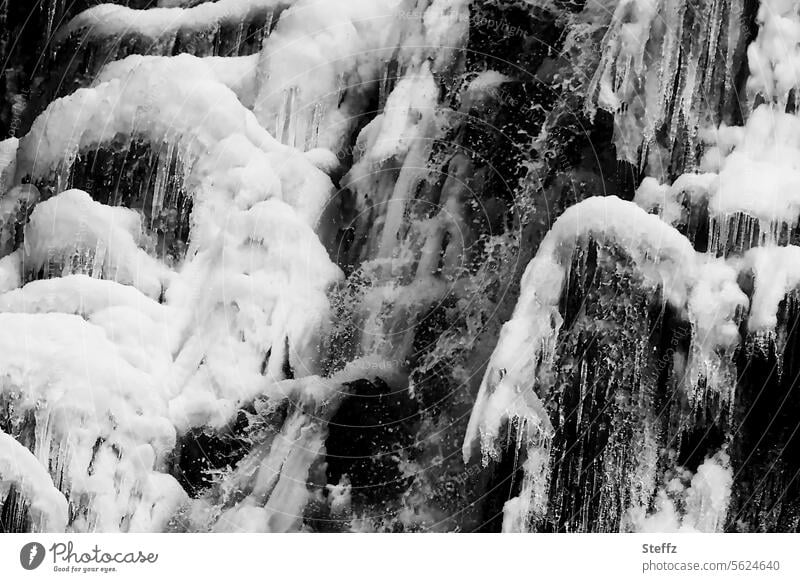 gefrorener Wasserfall Gufufoss auf Island Ostisland isländisch Kälte kalt Frost frieren eingefroren vereist Islandwetter fantastisch frostig Ost-Island