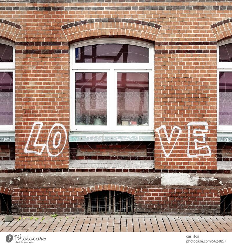 LO   VE Love Liebe Graffito Graffiti Fassade Fenster Wand Mauer Schriftzeichen Schmiererei Jugendkultur Straßenkunst Subkultur Wandmalereien Kunst Kreativität