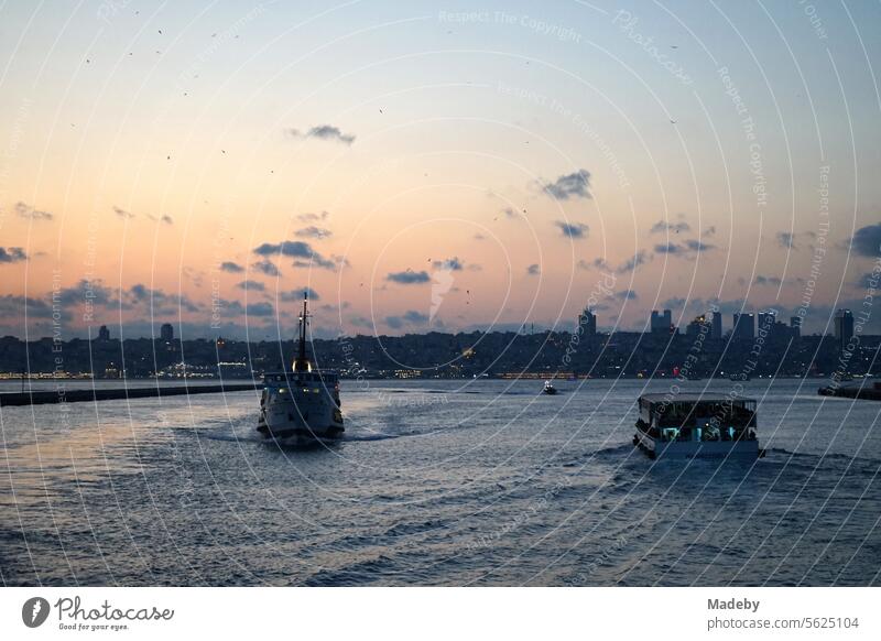 Fähre und Ausflugsschiff über den Bosporus am Containerhafen Haydarpasa mit romantischem Sonnenuntergang im Stadtteil Kadiköy in Istanbul in der Türkei verkehr