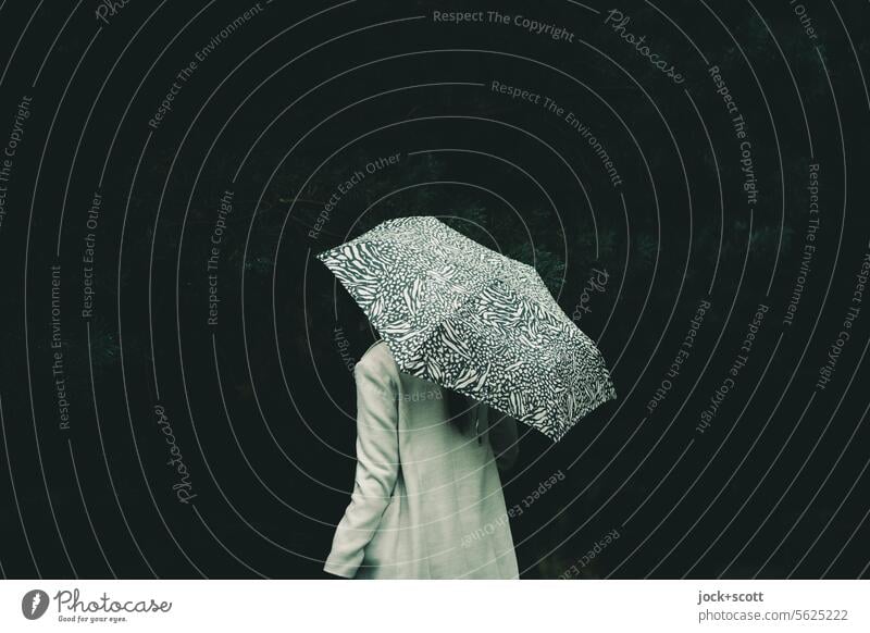 [HH Unnamed Road] mit Schirm und Charme Regenschirm Frau Mantel kalt schlechtes Wetter Gedeckte Farben Lifestyle Melancholie Neutraler Hintergrund Rückansicht