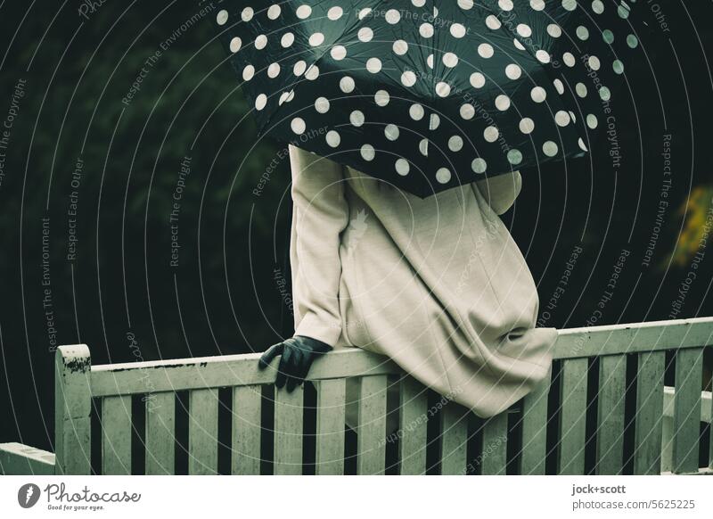 [HH Unnamed Road] Lifestyle auf den Punkt gebracht Rückansicht Frau Erwachsene Mantel Handschuh Regenschirm Punkte regnerisch Rückenlehne kühl feucht Dame