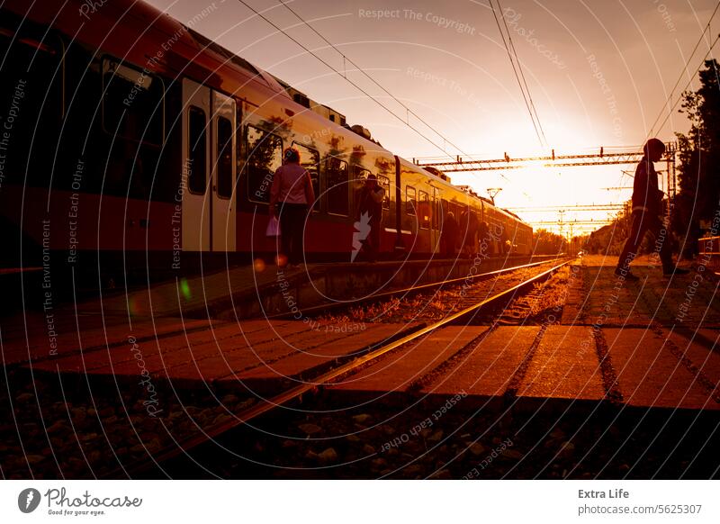 Personenzug ist auf dem Bahnsteig Bahnhof, Menschen zu Fuß in Eile, Sonne im Gegenlicht angekommen Ankunft ankommen Hintergrundbeleuchtung hintergrundbeleuchtet