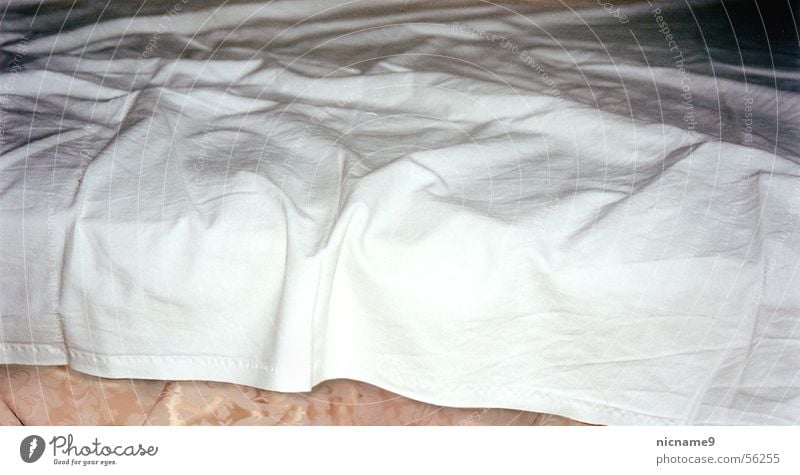 Bettkante Faltenwurf Brokat Stoff schlafen Nacht Schlafzimmer Bettlaken Tuch Luftmatratze Müdigkeit