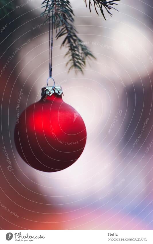 rote Christbaumkugel Weihnachtskugel Christbaumschmuck Baumschmuck Kugel Dekoration Weihnachten Licht und Schatten Weihnachtsdeko weihnachtlich Advent Vorfreude