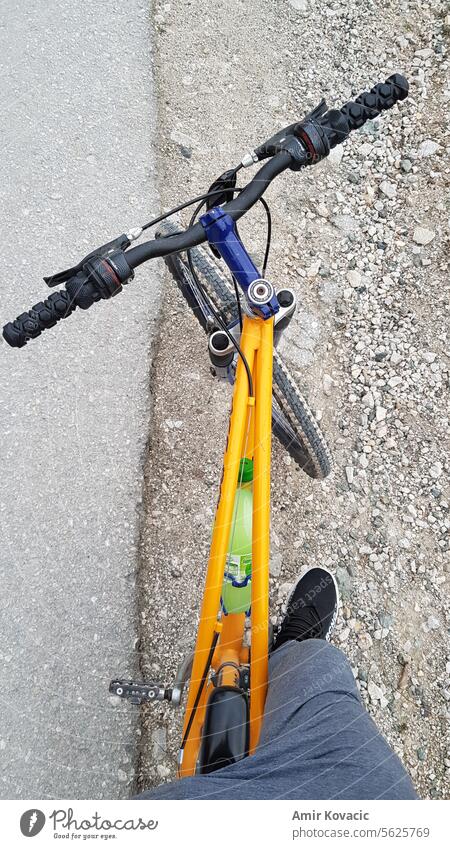 Ich fahre mit dem Fahrrad an einem schönen Tag Reiten Straße blau gelb