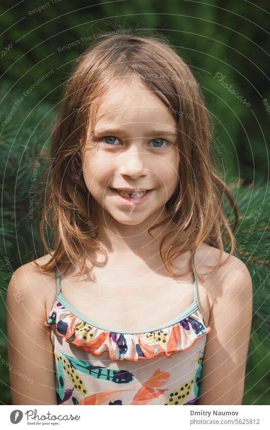 Porträt eines Mädchens mit verlorenen Milchzähnen in die Kamera schauen Milchzahn schön brünett offen Schnappschuss Kaukasier Wandel & Veränderung heiter Kind