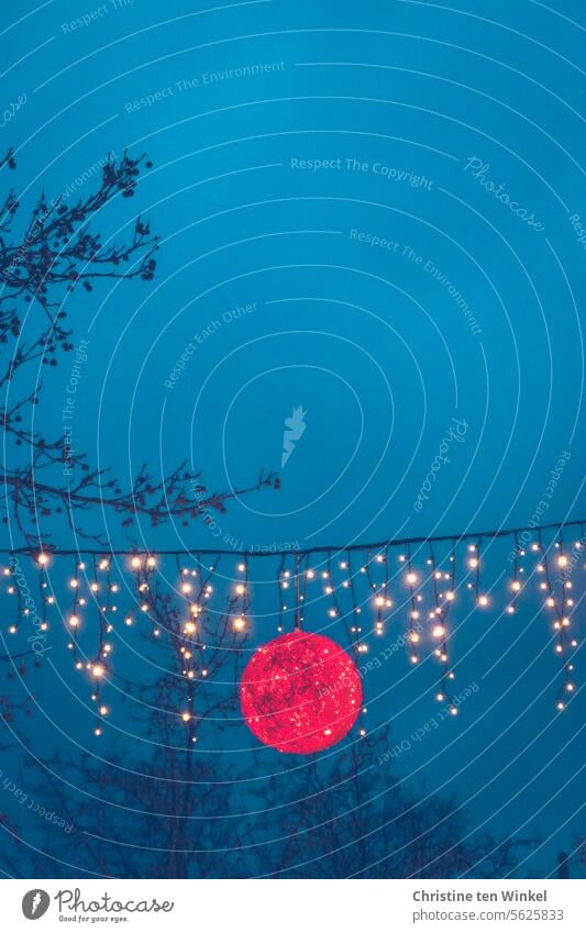 Stimmungsvolle Weihnachtsbeleuchtung zur blauen Stunde Lichterkette Weihnachtsdekoration funkeln Himmel weihnachtlich Weihnachtsstimmung glänzen