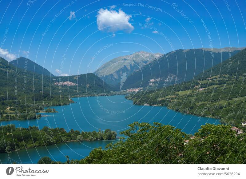 Der See von Barrea, im Nationalpark Abruzzen Europa Italien Juli L Aquila Farbe Tag grün Landschaft Berge u. Gebirge national Natur Park Fotografie Sommer