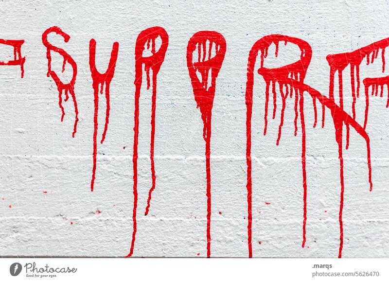 - S u P e R - super positiv Zuspruch Schriftzeichen Wand weiß Farbe rot Farben und Lacke verlaufen Schmiererei streetart Graffiti Wandmalereien Kreativität