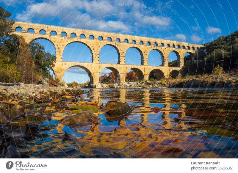 Der Pont du Gard vom Fluss aus gesehen. Antike römische Aquäduktbrücke. Fotografiert in der Provence, Südfrankreich Frankreich antik Bogen Architektur Herbst