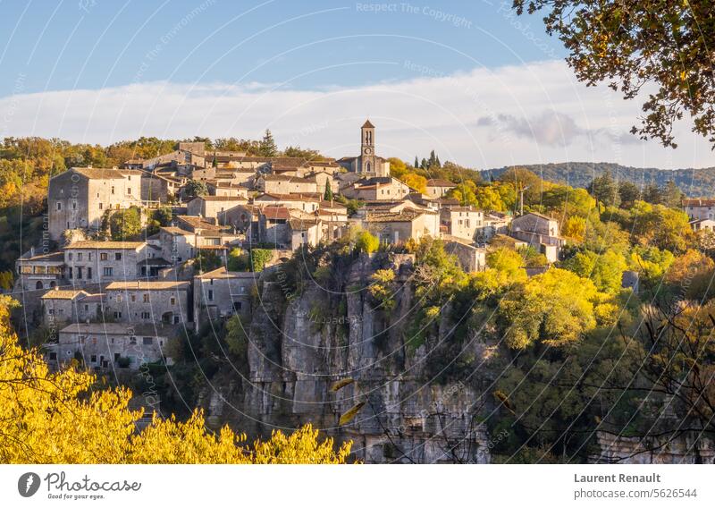 Das Dorf Balazuc, eines der schönsten Dörfer Frankreichs. Fotografie aufgenommen in Frankreich Architektur Ardèche balazuc Großstadt Klippe Europa Französisch