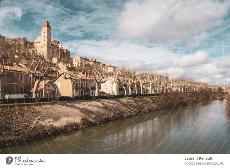 Auch Stadtansicht über den Fluss Gers. Fotografie aufgenommen in Frankreich antik Architektur Kathedrale Rathaus Gerichtsgebäude Französisch gers Historie