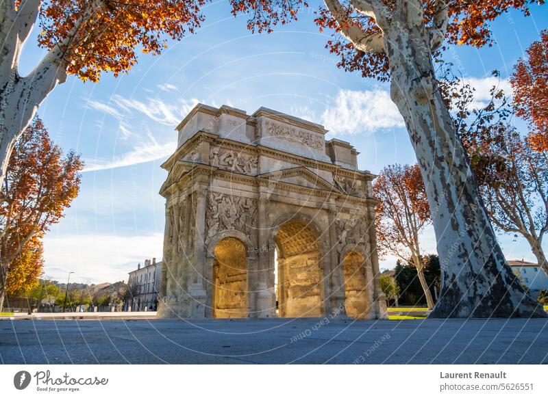 Römischer Triumphbogen, historisches Denkmal in der Stadt Orange, fotografiert in Frankreich Antiquität Bogen Architektur Gebäude Großstadt berühmt Französisch
