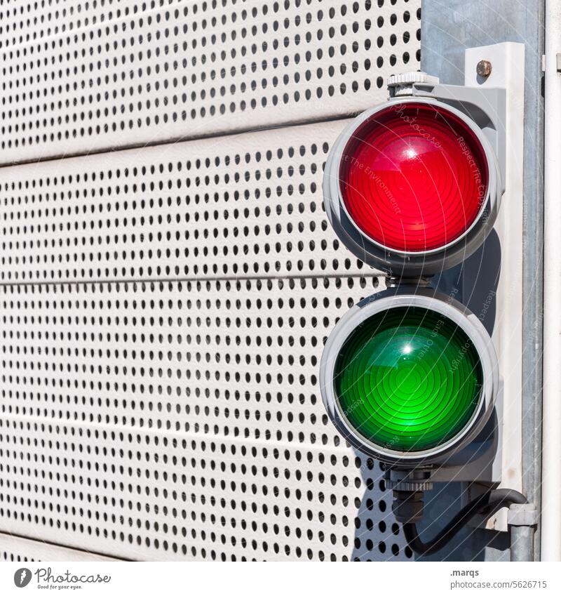 Rot-Grün Kontrast Licht Strukturen & Formen Muster weiß Metall Sicherheit rot grün einfach Ampel Wand Signal Symbole & Metaphern