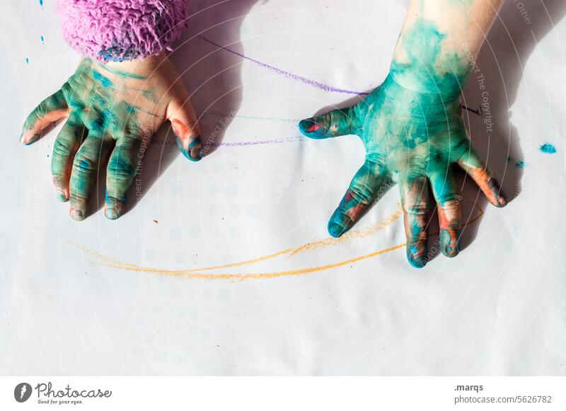 Animal unordentlich Fingerfarbe Farbe 3-8 Jahre Kunst Nahaufnahme Anstreicher gemalt Hände Kindergarten Freude Spielen Kleinkind Kreativität malen mehrfarbig