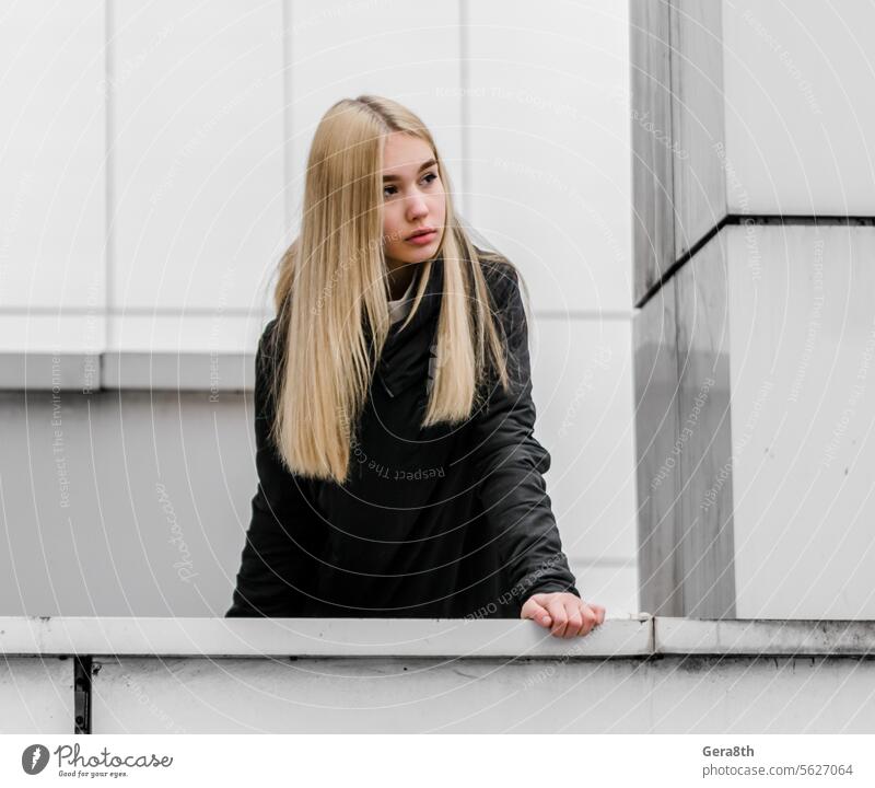 junges Mädchen mit blonden Haaren und schwarzer Kleidung vor einem grauen Gebäude Erwachsener Architektur Herbst schön Schönheit schwarze Kleidung blondes Haar