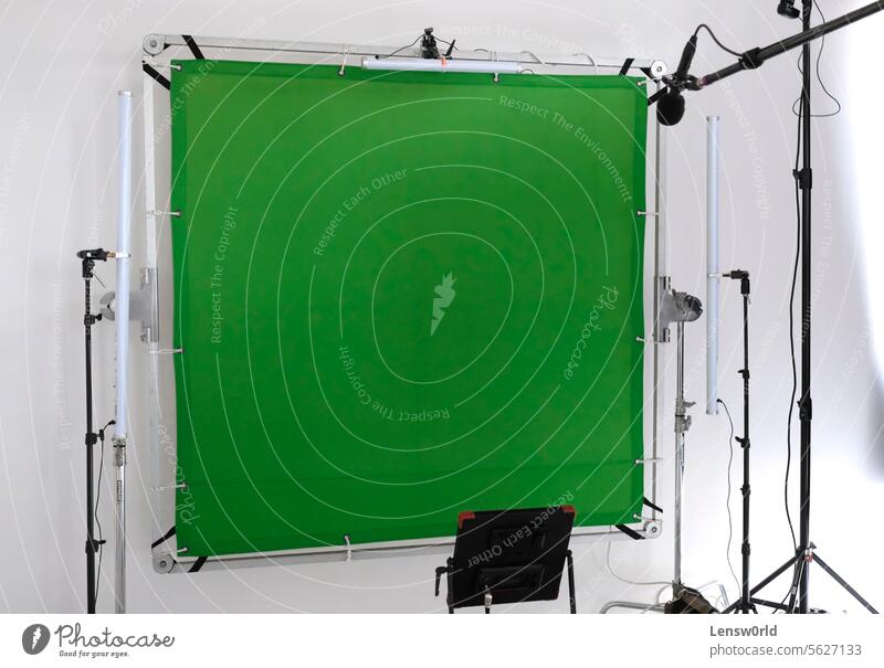 Aufbau in einem TV-Studio mit Greenscreen und Licht Hintergrund Fotokamera Chroma-Schlüssel Besprechung leer Gerät Filmmaterial Möbel grün Grüner Bildschirm