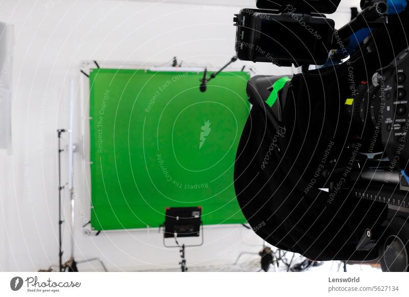 Aufbau in einem TV-Studio mit Greenscreen, Licht und Kamera Hintergrund Fotokamera Chroma-Schlüssel Besprechung leer Gerät Filmmaterial Möbel grün