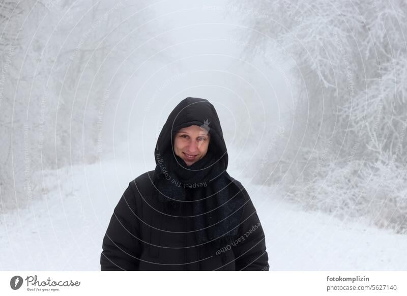 junge Frau im schwarzen Mantel in Schneelandschaft Winter weiß kalt Wald Mensch Porträt Kälte kälteeinbruch Wintertag Winterstimmung winterlich Wetter