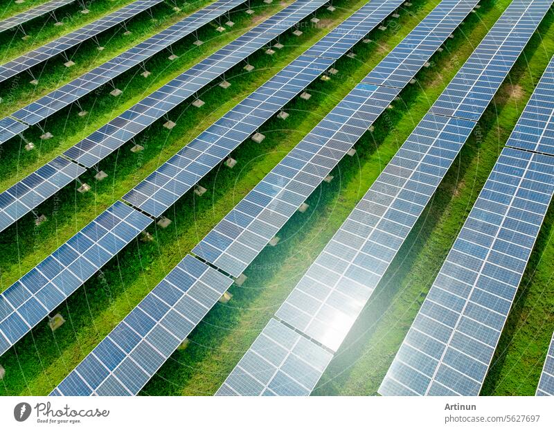 Solarpark und Sonnenlicht. Solarenergie für grüne Energie. Nachhaltige erneuerbare Energie. Fotovoltaik-Kraftwerk oder Solarpark. Konzept für die Installation und Wartung von Solarmodulen. Nachhaltige Energie.