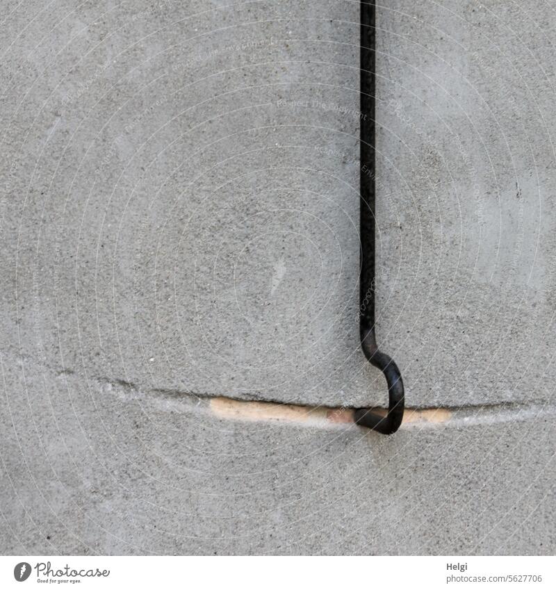 !Trash! 2023 | steter Haken höhlt den Stein Wand Mauer Spur ausgehöhlt Metall Menschenleer Farbfoto Außenaufnahme Detailaufnahme hängen Nahaufnahme