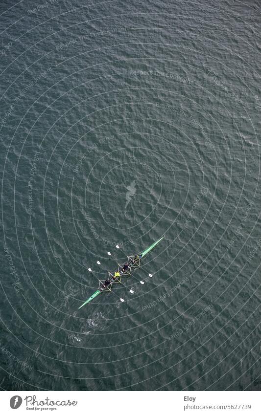 Kanu, Luftaufnahme eines 4-Personen-Kanus beim Paddeln auf einem Fluss Kanusport Kanutour Wasser Abenteuer Ferien & Urlaub & Reisen Natur Freizeit & Hobby