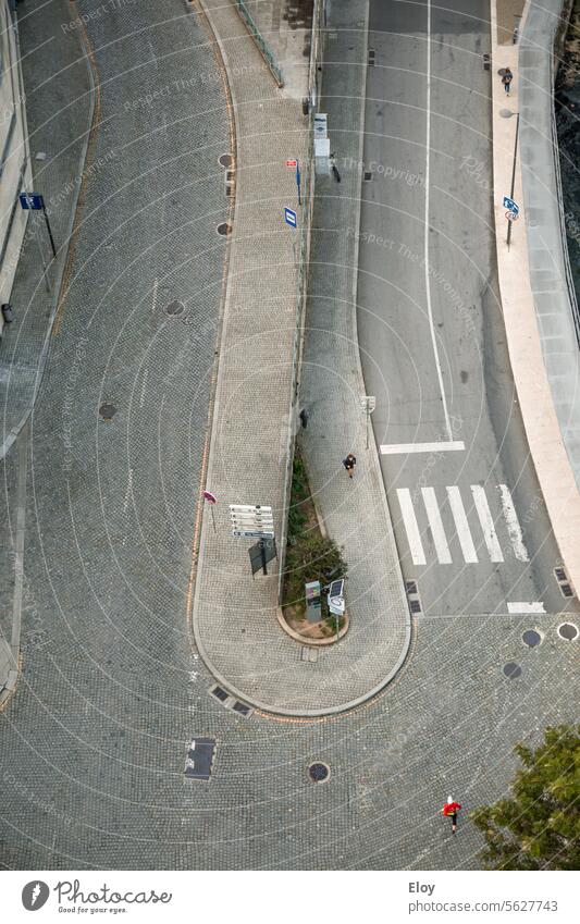 scharfe Kurve, Luftaufnahme einer Straße mit einer scharfen Kurve, einem Fußgängerüberweg und einer laufenden Person Kurven stechend Verkehrsschild