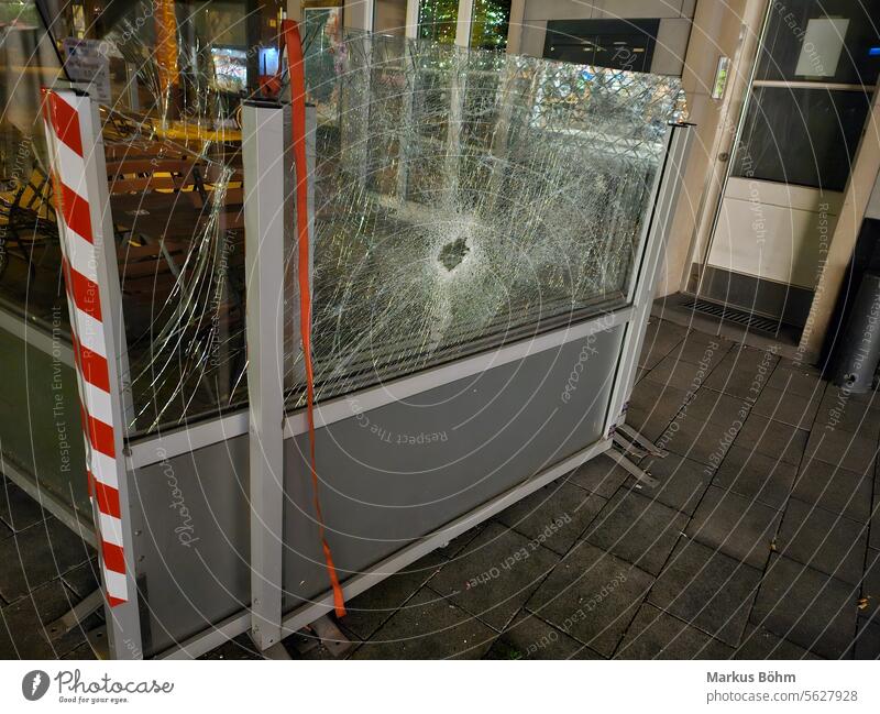 Ein riesen Loch in einer Absperrung die auuch aus Glas besteht Wand Glasig Köln Cologne Stadt defekt kaputt