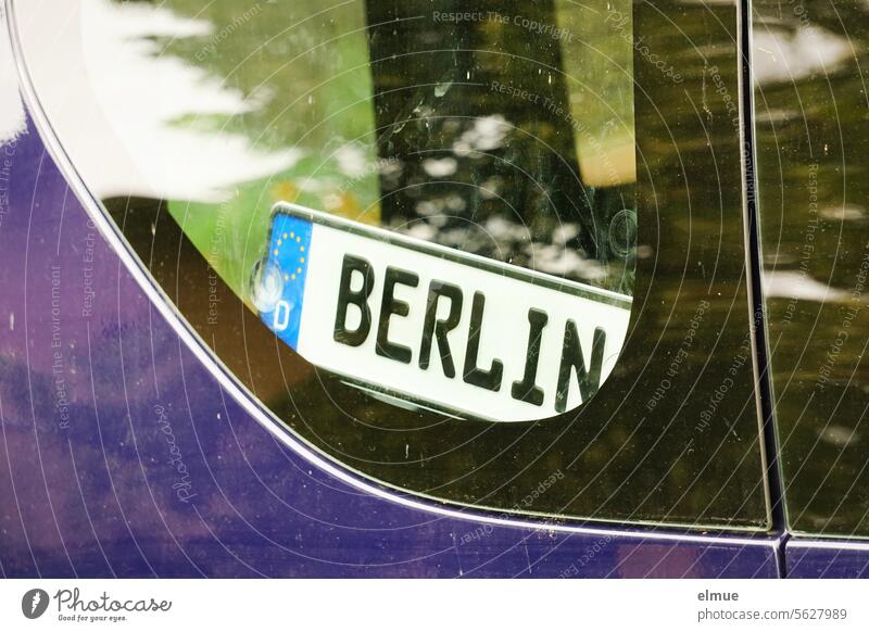 Autokennzeichen - Schild mit BERLIN hinter einer KFZ-Scheibe Berlin KFZ-Kennzeichen Schutzscheibe Wunschkennzeichen Blog Reiseziel Hauptstadt Trip Berlintrip D