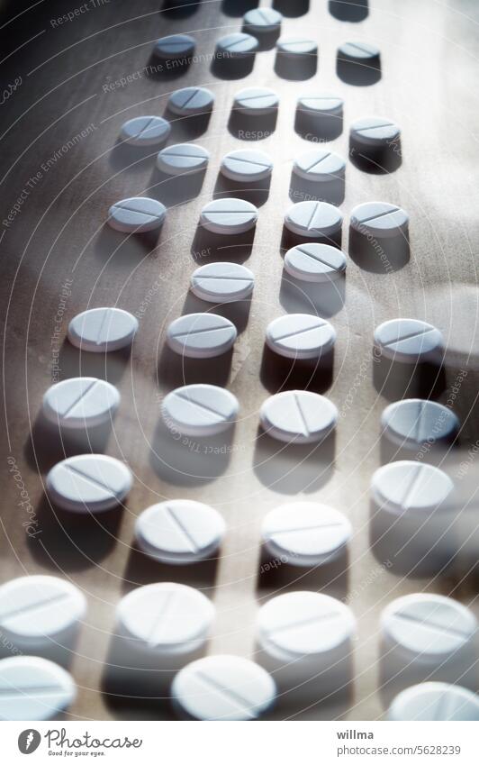 Viele weiße Tabletten, Vorrat, Tablettensucht Medikament Medizin Sucht Schmerztablette Antibiotikum Medikamentensucht Sterbehilfe Behandlung Doping Placebo