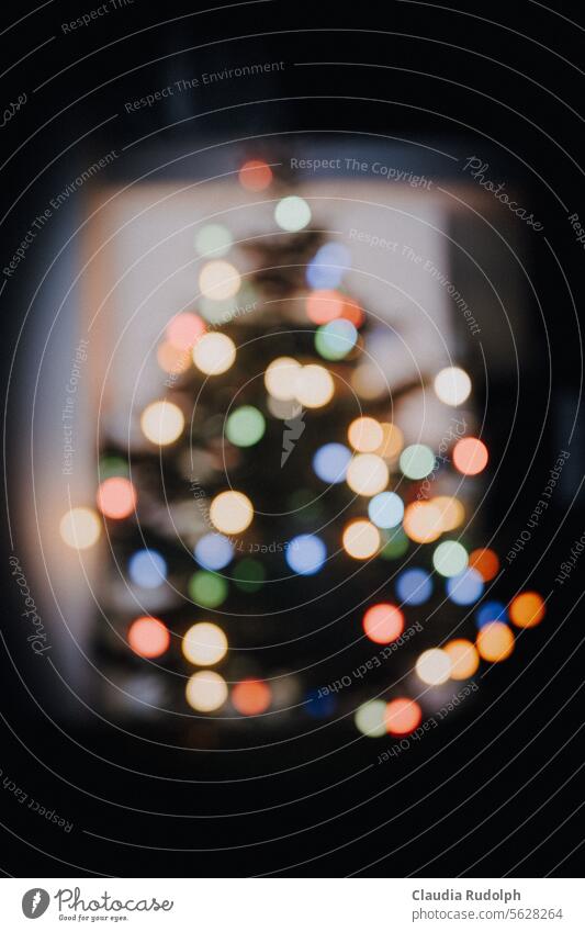 Verschwommene Aufnahme eines Weihnachtsbaumes mit bunten Bokeh Lichtbällen Weihnachten Weihnachten & Advent weihnachtlich Tannenbaum Lichterbälle