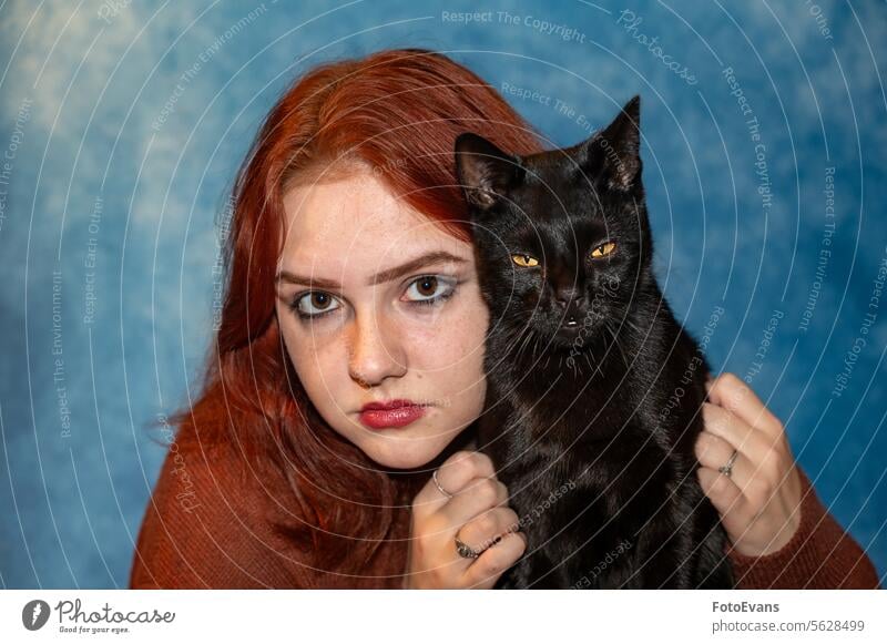 Junge Frau mit ihrer schwarzen Katze LAZY Textfreiraum Teenager süß Person Tier Zusammensein blau Mädchen Fell Freundschaft Haustier Freunde Kater Körperteil