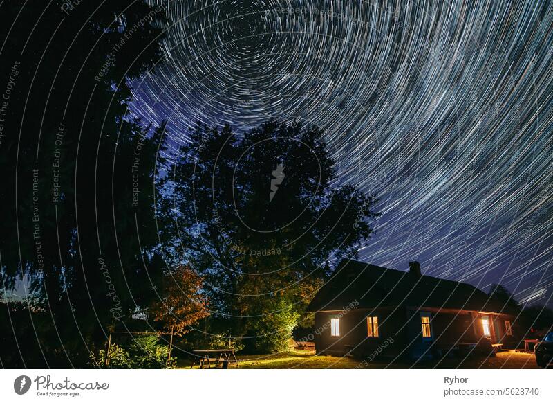 5k . Dramatische Dämmerung Himmel Spin Trails Of Stars On Night Sky Ba Natur Galaxie im Freien Belichtung kosmisch Ruhe Meditation hell Weltall Hintergrund