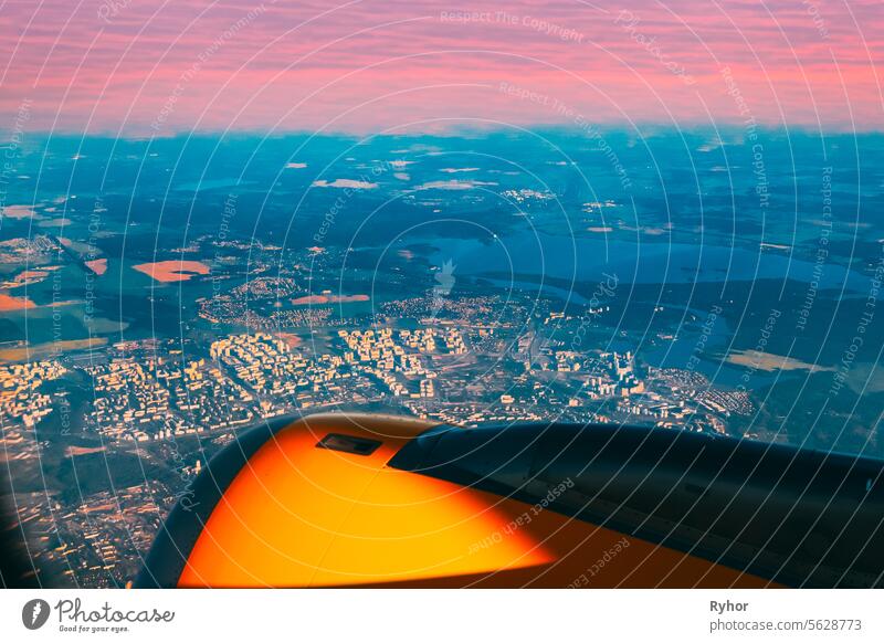 Minsk, Weißrussland. Blick aus dem Flugzeugfenster auf Minsk. Sonnenuntergang Sonnenaufgang über Stadt Abend Fluss Fluggerät Revier reisen hoch Fliege im Freien