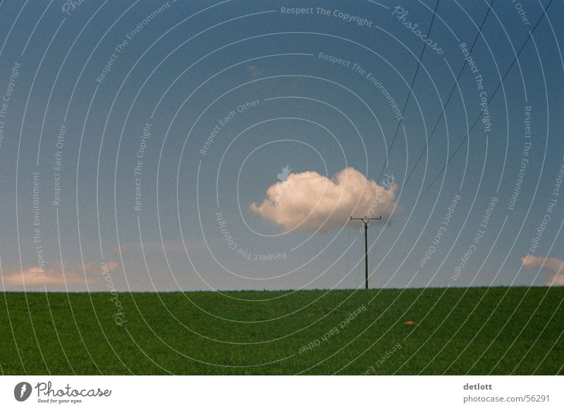 Wolkenkrücke2 Strommast grün sehr wenige Horizont Spielen Elektrizität Schönes Wetter Sommer ruhig Gras Wiese Panorama (Aussicht) Farbe Kommunizieren Himmel