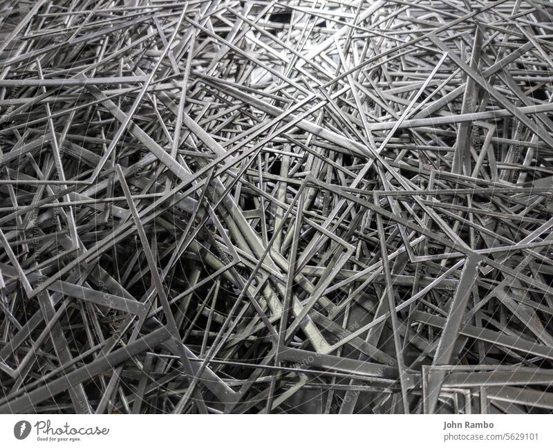 Vollbild abstrakten industriellen Hintergrund der Stanzreste Stapel, Nahaufnahme mit selektivem Fokus voller Rahmen Stanzen Stecklinge Speiserest Abfall