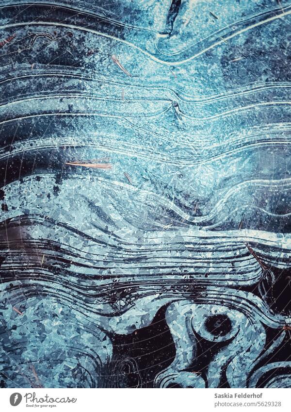 Abstrakte Muster im Eis gefroren Eiswasser See Wasser Teich Natur Frost Linien Linien und Formen Eisfläche abstrakt Detailaufnahme Nahaufnahme Winter kalt