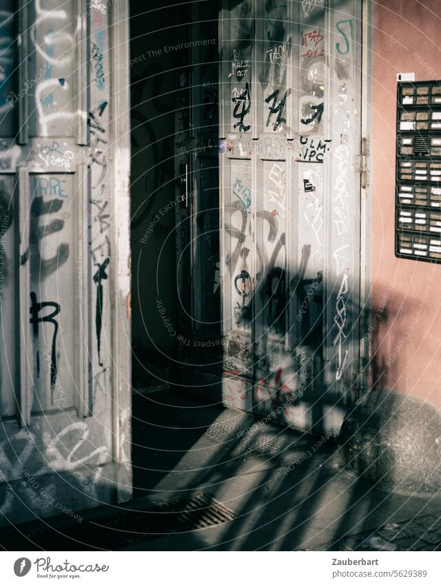 Geöffnete Eingangstür eines Mietshauses der Gründerzeit, Klingelschilder, Graffiti und Schattenwurf a tags offen geöffnet schließen geschlossen Zugang