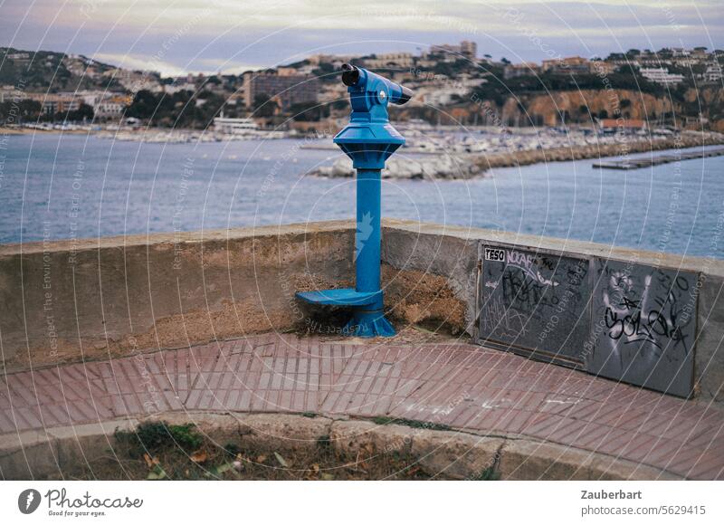 Ein blaues Fernrohr an der katalanischen Küste Hafen Katalonien Ausblick Weitblick Tourismus Ecke Meer Ferien & Urlaub & Reisen Erholung Stillstand