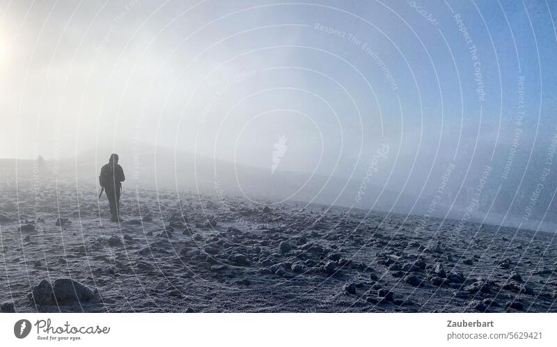 Ein Wanderer, Felsbrocken, Schotter und Schatten in der Nähe des Uhuru Peak Kilimanjaro Felsen Einöde kalt einsam unwirtlich wüst leer verlassen Gipfel Afrika