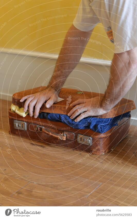weg damit! | wenn man zuviel mit in den Urlaub nehmen wollte Koffer packen überfüllt Gepäck Ferien & Urlaub & Reisen Tourismus Reisender Tasche Tourist reisen