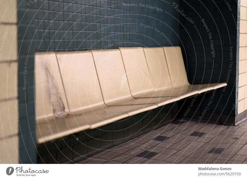 leere Sitze in einer U-Bahn-Station warten Warten verwahrlost Großstadt urban reisen Verkehr unterirdisch Menschen Fahrgast Podest dreckig weiß Beschädigte